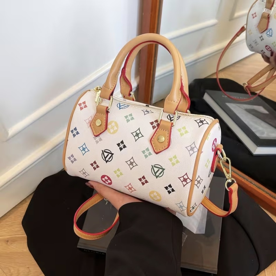 スタイリッシュな片肩掛けクロスボディバッグ