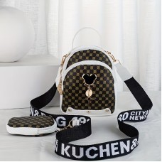 スタイリッシュでシンプルなクロスボディバッグ