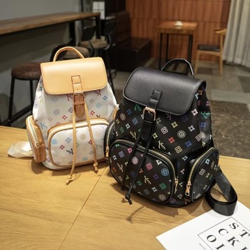 スタイリッシュでカジュアルなバックパック